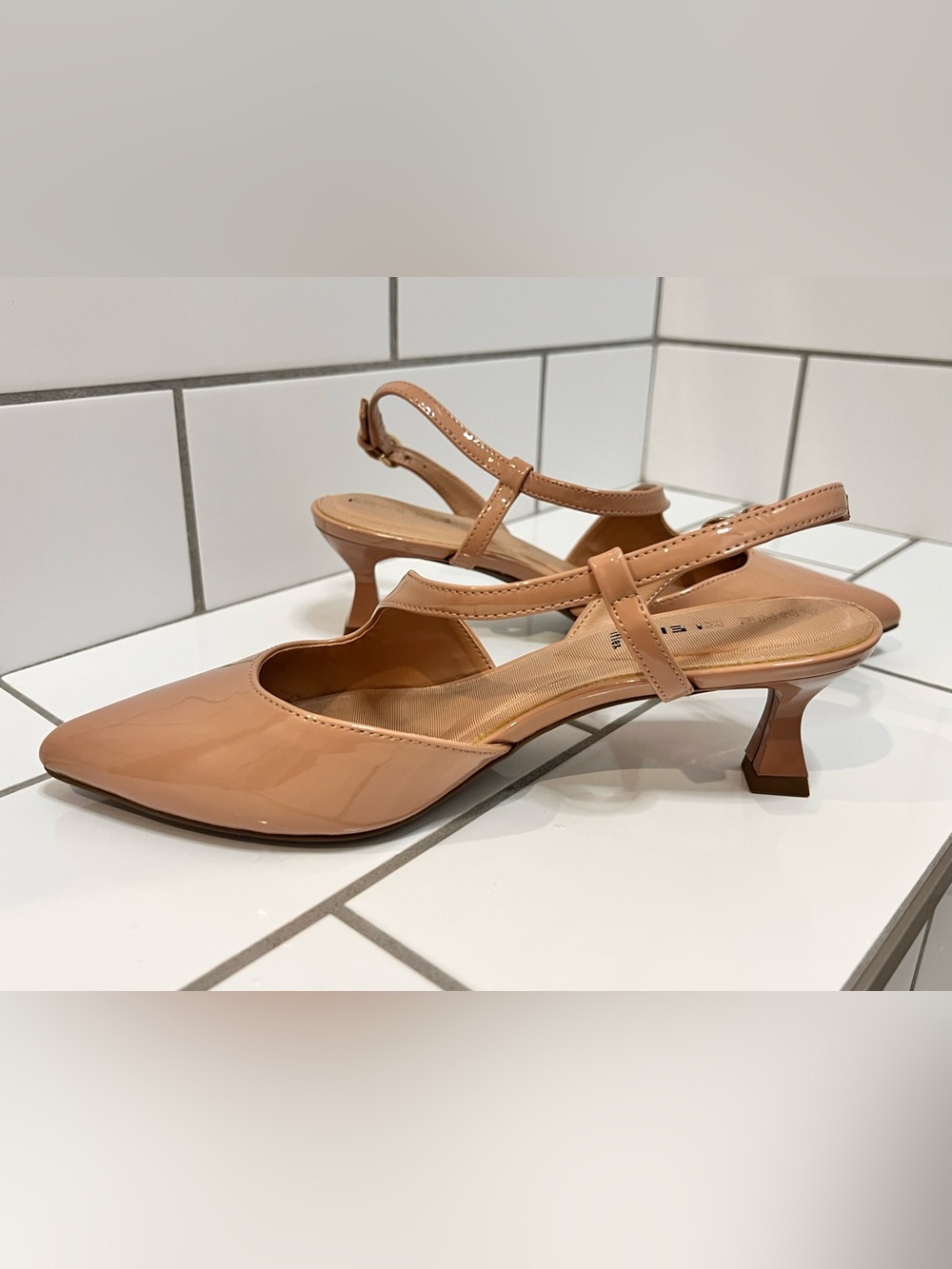 Anne Klein Izzi Beige Patent Slingback Pumps Pointed Toe Heel Nude Size 6 - Picture 3 of 7